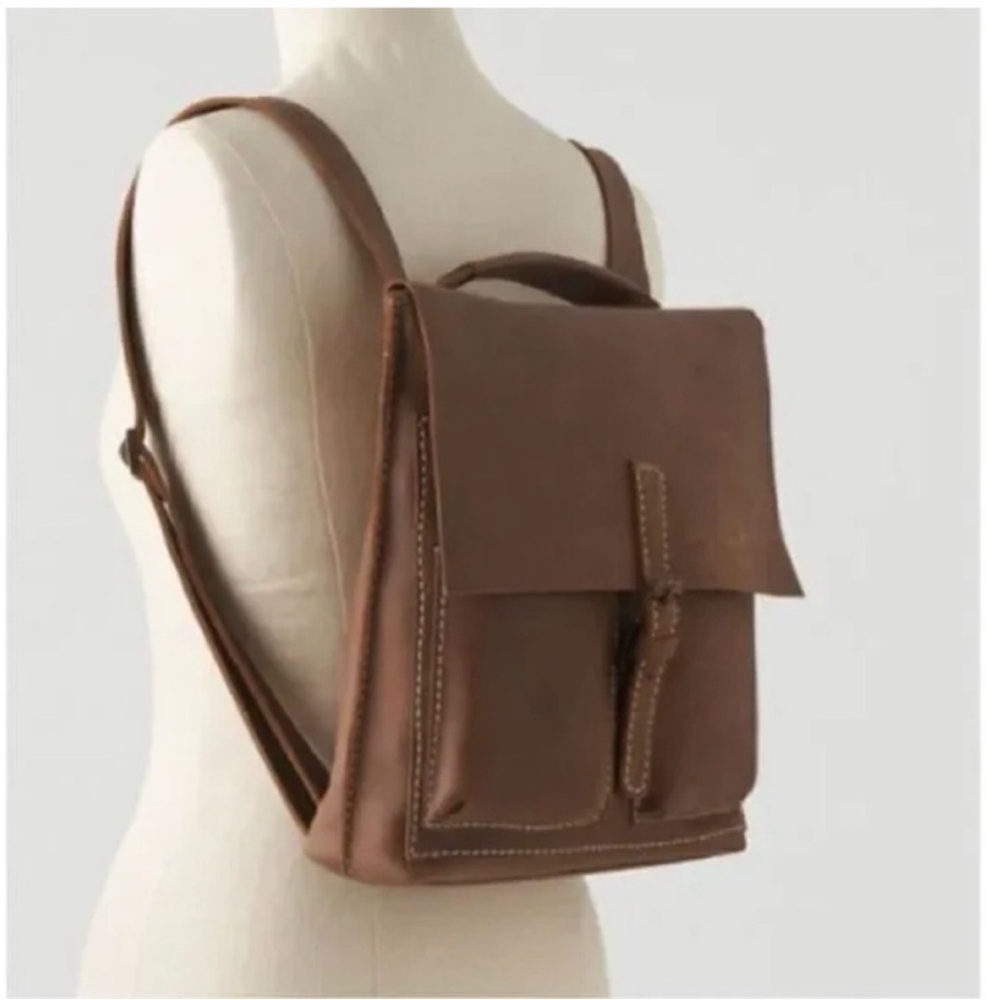 ROOTS Geniune Leather
Convertible Crossbody into
Backpack